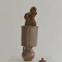 schwarz_rot_gelb_2021_skulptur_aus_ungebranntem_ton_pigment_tonkrug_tongefaess_glas_hoehe_60_cm_fotoew.jpg